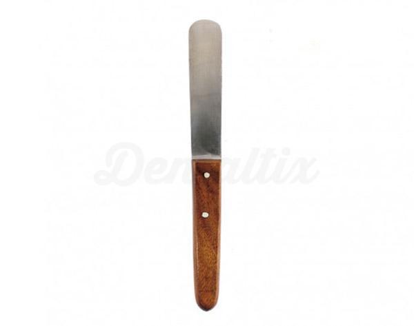 Spatule pour plâtre dentaire.