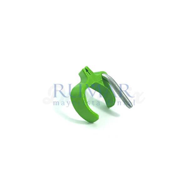 Groene klem voor interne irrigatienaald op hoekstuk
